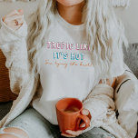 TYRA 90:s Tropik som Hetten Bachelorette T Shirt<br><div class="desc">Den här bachelorette-skjortan har ett 90:s tematiska,  nyaste teckensnitt med ord "tropik som det är hett,  jag är gifter sig". Den här skjortan parar perfekt med bachelorette "hon gifter sig"-alternativet.</div>