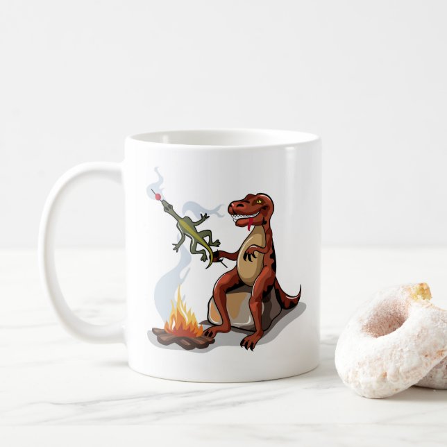 Tyrannosaurus Rex kokar mat över en Campfire. Kaffemugg (Med munk)