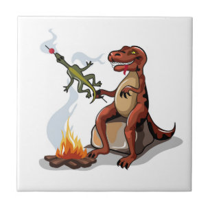 Tyrannosaurus Rex kokar mat över en Campfire. Kakelplatta