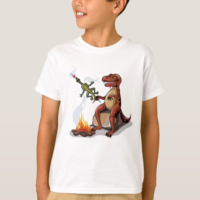 Tyrannosaurus Rex kokar mat över en Campfire. T Shirt (Framsida)