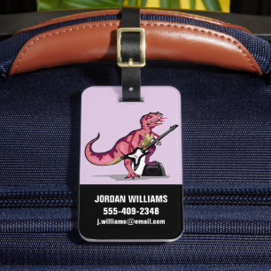 Tyrannosaurus Rex spelar gitarren. Bagagebricka