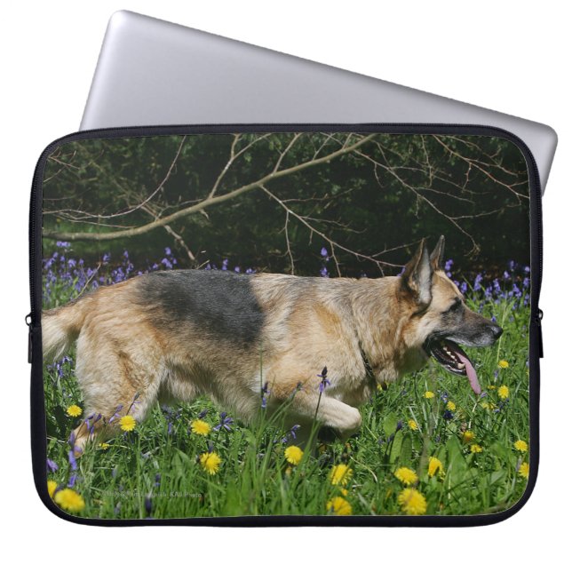 Tysk herde i gula blommor laptop sleeve (Framsidan)