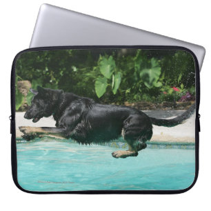 Tysk herdebanhoppning i vatten laptop sleeve
