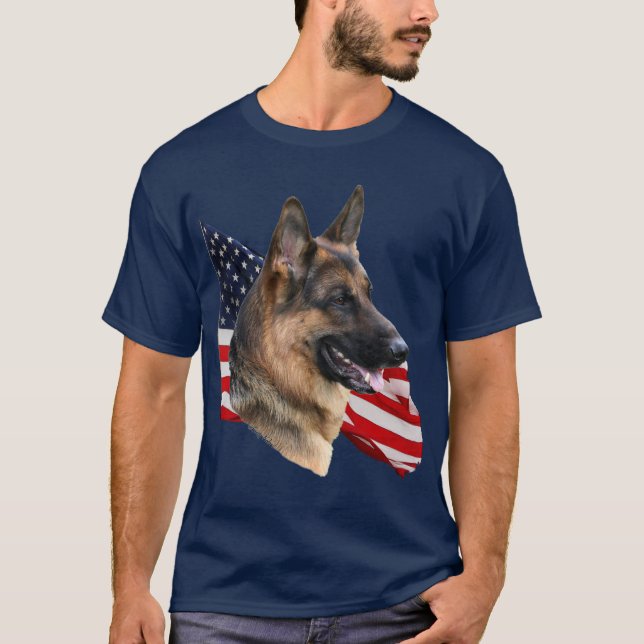 Tysk herdehund som är headstudy med flaggaskjortan tee shirt (Framsida)