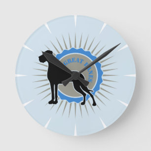 Tysk jättehund elegant på blå bakgrund rund klocka