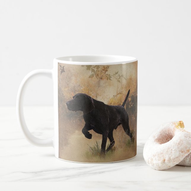 Tysk korthårig stående hund redo att jaga presentl kaffemugg (Med munk)
