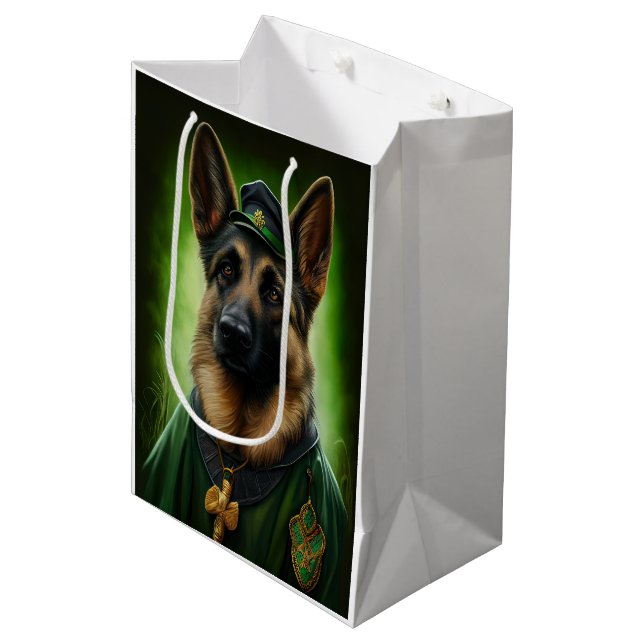 Tysk Schäferhund i St. Patricks dag-kostym (Framsidan Vinklad)