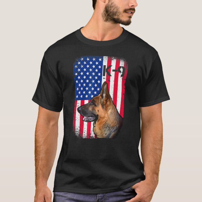Tysk schepherd Patriotic American Flagga K 9 Unit T Shirt (Framsida)