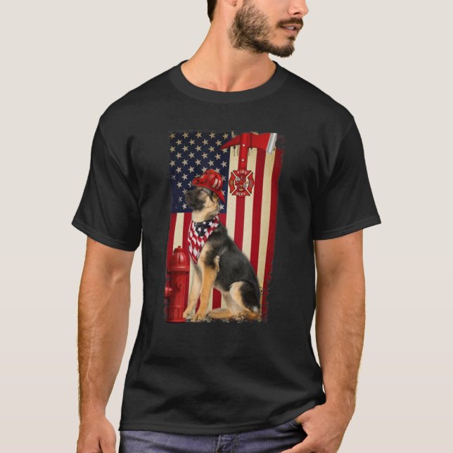 Tysk Shepherd Firefighter American Flagga T Shirt (Framsida)