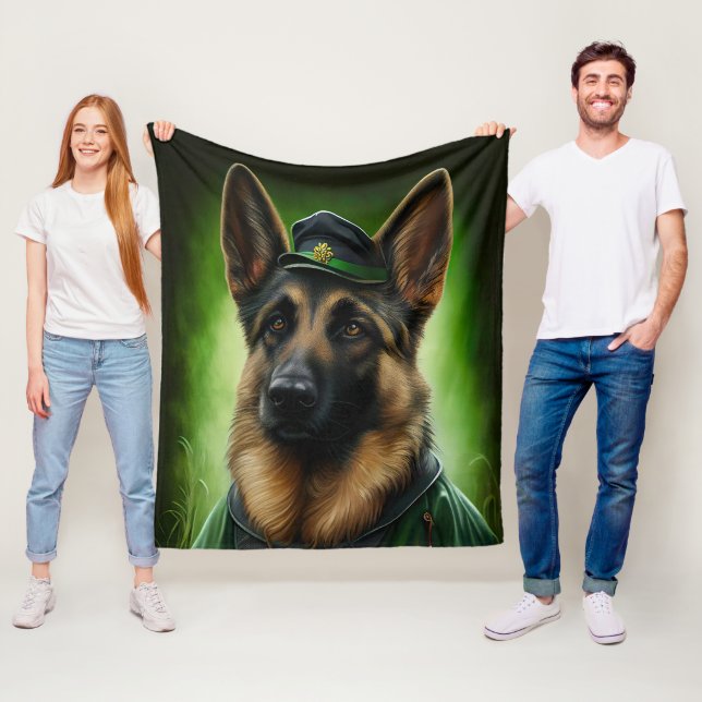 Tysk Shepherd Hund i St. Patrick Dress Fleecefilt (På plats)
