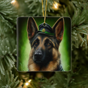Tysk Shepherd Hund i St. Patrick Dress Julgransprydnad Keramik