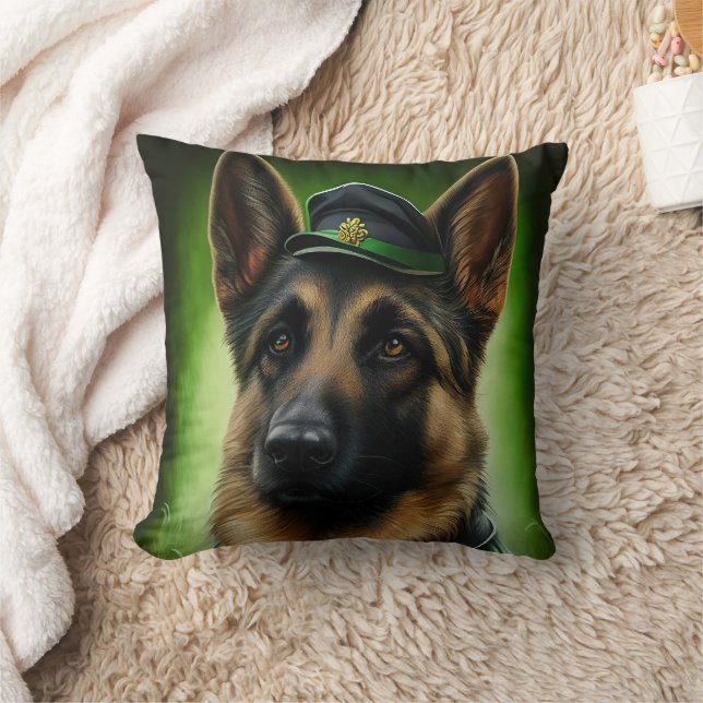 Tysk Shepherd Hund i St. Patrick Dress Kudde (Filt)