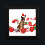 Tysk Shepherd hund w jul Gifts Santa Hat Minnesask<br><div class="desc">En söt tysk Shepherd hund sitta med julprydnader och julklappar på sig julhatt. Ett perfekt sätt att fira jul!</div>