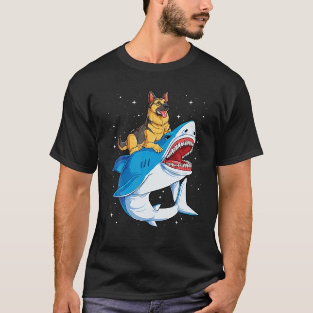 Tysk Shepherd Riding Shark Jawsome Hund älskare Gi T Shirt (Framsida)