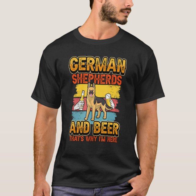 Tyska herde och öl... varför jag är här Hund T Shirt (Framsida)