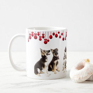 Tyska herdevalpar och röda prydnadar kaffemugg