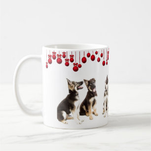 Tyska herdevalpar och röda prydnadar kaffemugg