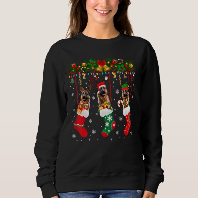 Tyska shefherd in Sock Julafton Reindeer Santa Elf T Shirt (Framsida)