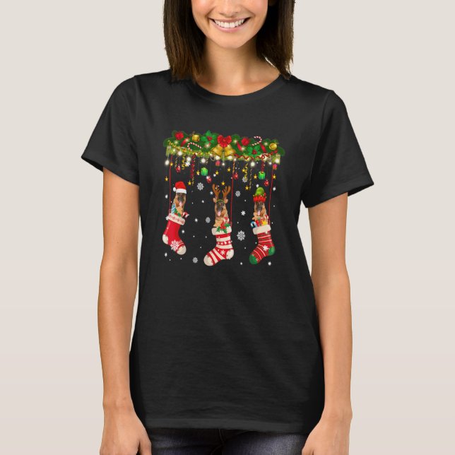 Tyska shefherd in Sock Julafton Reindeer Santa Elf T Shirt (Framsida)