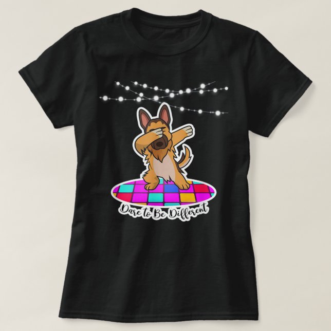 Tyska shepherd Dabbing Dare to be Different pet d T Shirt (Design framsida)