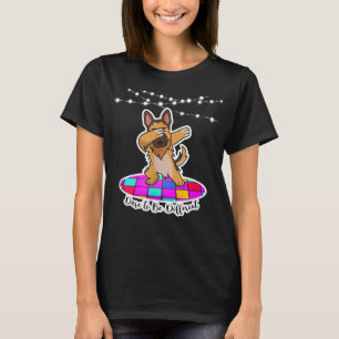 Tyska shepherd Dabbing Dare to be Different pet d T Shirt