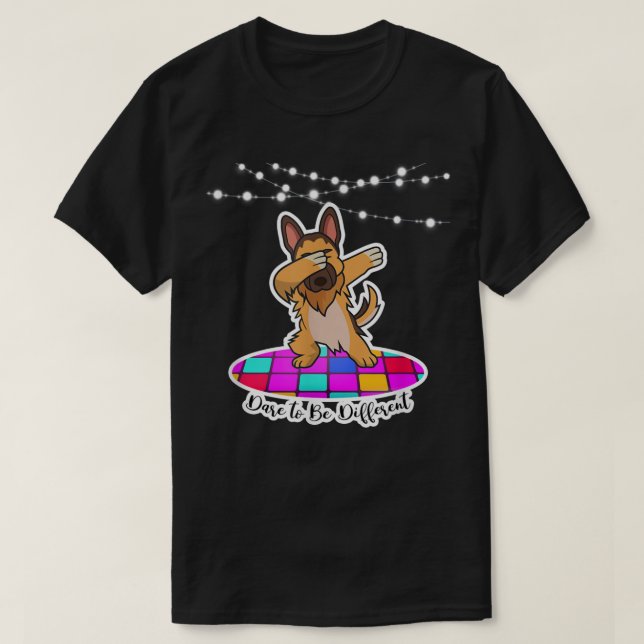 Tyska shepherd Dabbing Dare to be Different pet d T Shirt (Design framsida)