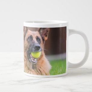 Tyska shepherd med Tennis Boll Jumbo Mugg