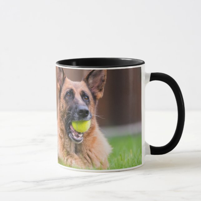 Tyska shepherd med Tennis Boll Mugg (Höger)
