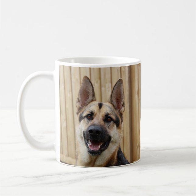 Tyska Shepherd Sitta av Wood Fence Kaffemugg (Vänster)
