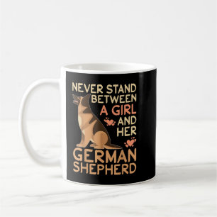 Tyska shepherd står aldrig mellan en flicka och he kaffemugg