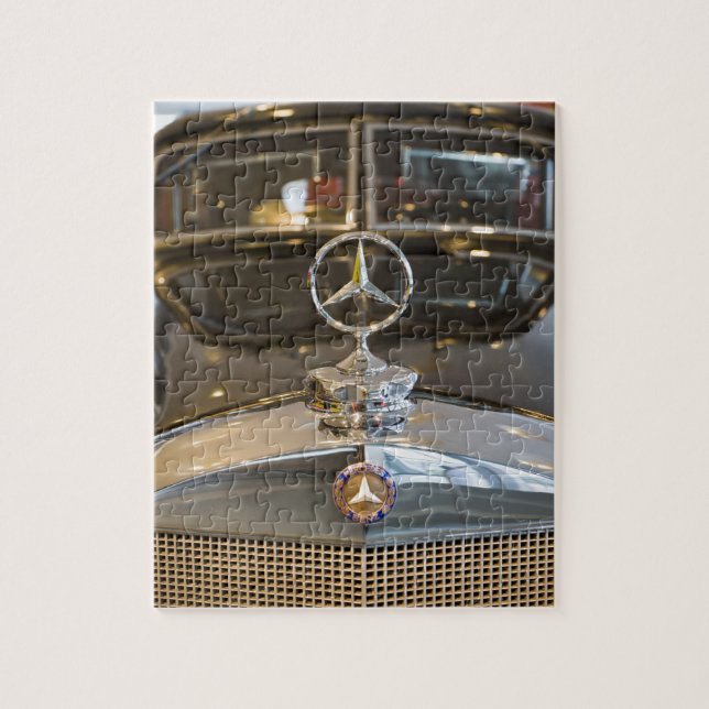 Tyskland, Baden-Wurttemberg, Stuttgart. Mercedes Pussel (Vertikal)