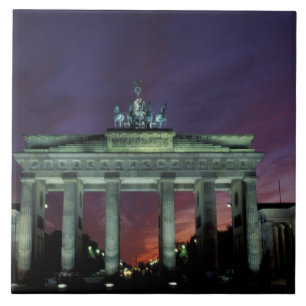 Tyskland, Berlin. Brandenburger Tor på natten. Kakelplatta