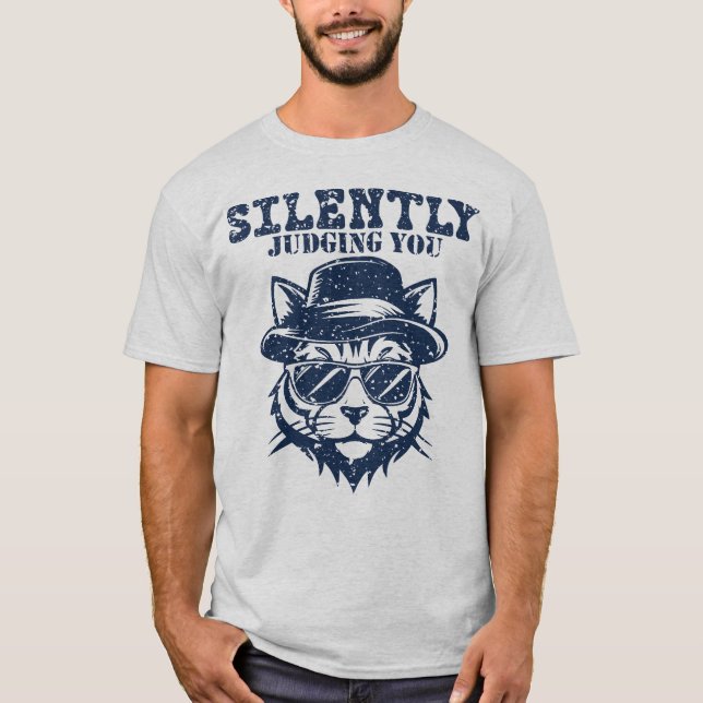 Tyst bedömer jag dig minimalistisk retro katt t shirt (Framsida)
