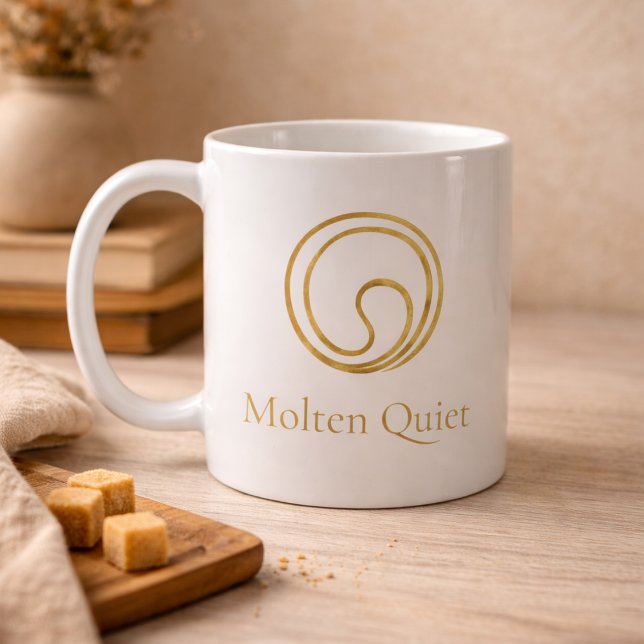 Tyst Guld Virvel Klassisk Mugg, 11 oz Kaffemugg (White ceramic with a gold swirl and serif detail, designed for calm mornings and desks.)