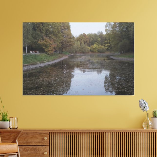 Tyst höstsjö - Nordisk dimma Edition Canvastryck (Insitu (Vardagsrum))