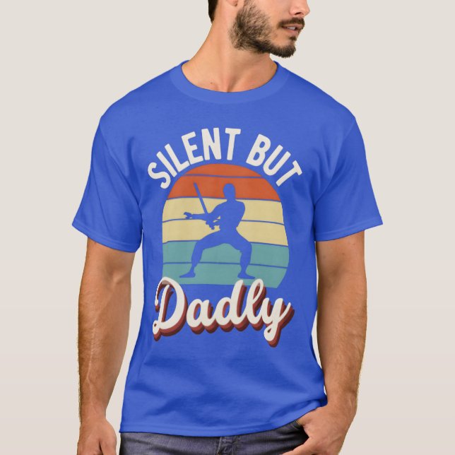 Tyst men Dadly Funny Far Day Citerar familj T Shirt (Framsida)