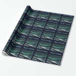 Tyst natt presentpapper<br><div class="desc">Har en nattscen längst norrut. Natten har fallit och det finns en antydan om norra Ljus utanför bergsområdena vid horisonten. Moonlight avspeglar landskapet i snö. En uggla sitter i en död grus träd som söker efter spänningar. Texten som läser "Säsongens hälsningar" visas i blått och vitt.</div>
