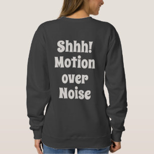 Tyst! Rörelse framför Brus Modernt Tankesätt Text T Shirt
