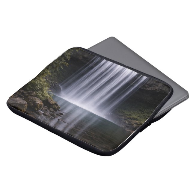 Tyst Skogsvattenfall – Lugn Naturlandskap Laptop Fodral (Framsida topp)
