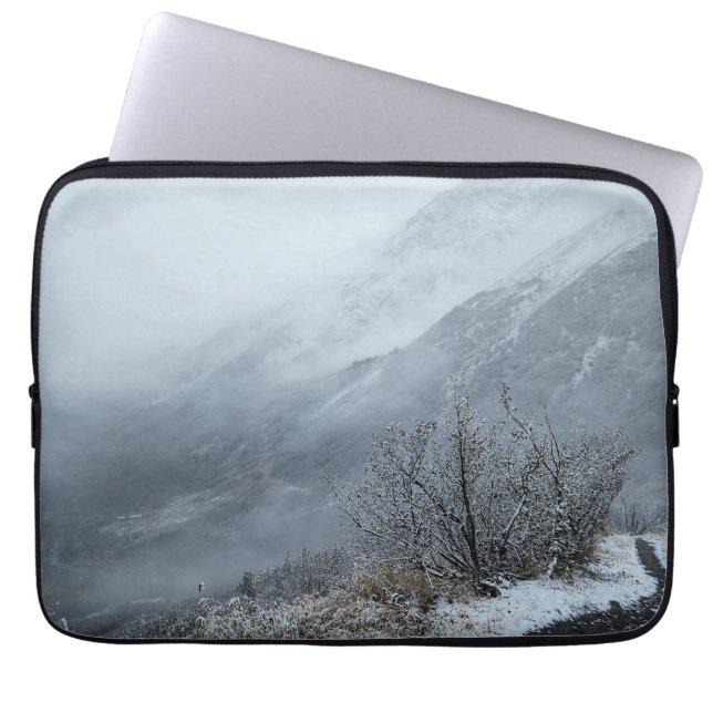 Tyst snöig stig Bergslandskap Laptop Fodral (Framsidan)