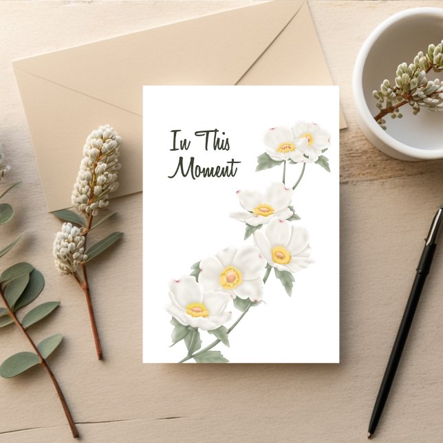 Tyst Sympati Kort för Dogwood (Dogwood sympathy card with soft white flowers and “In This Moment” text on a clean background)