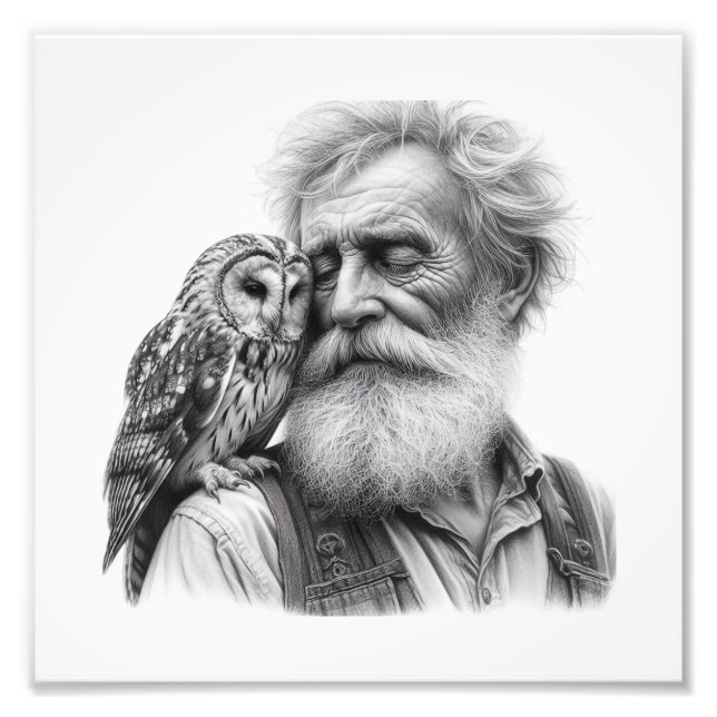 Tyst visdom: Äldre man och Uggla nuzzle Wall Art Fototryck (Framsidan)