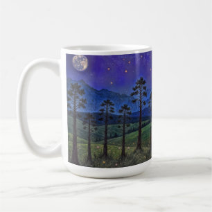 Tysta tallar, kosmisk dans – en skogslandskap kaffemugg
