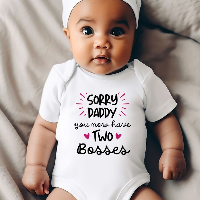 Tyvärr, pappa, du har nu två Chefer roligt T Shirt ("Sorry Daddy, You Now Have Two Bosses" funny baby bodysuit)