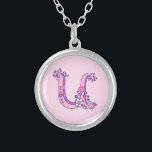 U dekorativt brev-halsband i monogram silverpläterat halsband<br><div class="desc">Söt brev U monogramsbeläggning. Det vimska brev teckning i det ursprungliga brev U-idealet för presentflickor med ett namn som börjar med ett U. färg i bakgrunden kan ändras om det behövs,  för närvarande ljust rosa. © Original teckning och design av Sarah Trett www.sarahtrett.com för www.mylittleeden.com</div>