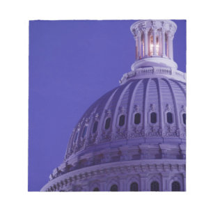 U.S Capitol i skymningen med ljus i kupolen på Anteckningsblock
