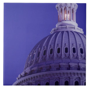 U.S Capitol i skymningen med ljus i kupolen på Kakelplatta