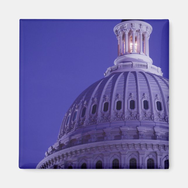 U.S Capitol i skymningen med ljus i kupolen på Magnet (Framsidan)
