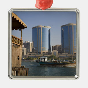 UAE, Dubai, Dubai Bäck. Dragningskanal Julgransprydnad Metall