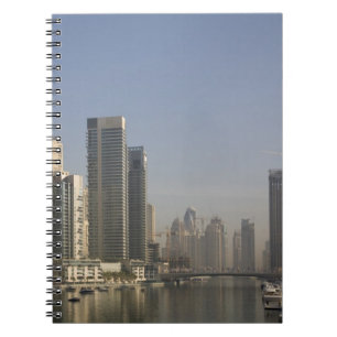UAE, Dubai. Marina torn med båtar på ankarplats. Anteckningsbok